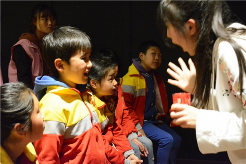 參與社會(huì)融合活動(dòng)，與專(zhuān)業(yè)演員一起表演情景劇